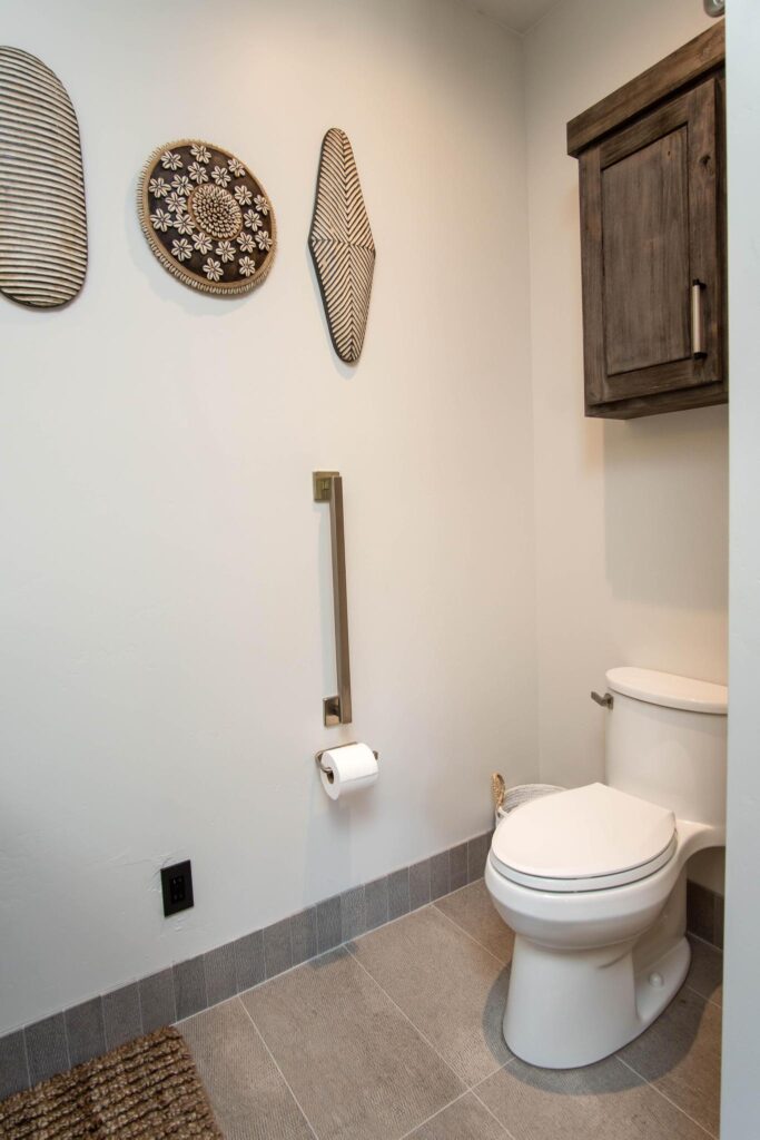 Guest cloakroom with a grab rail beside the WC